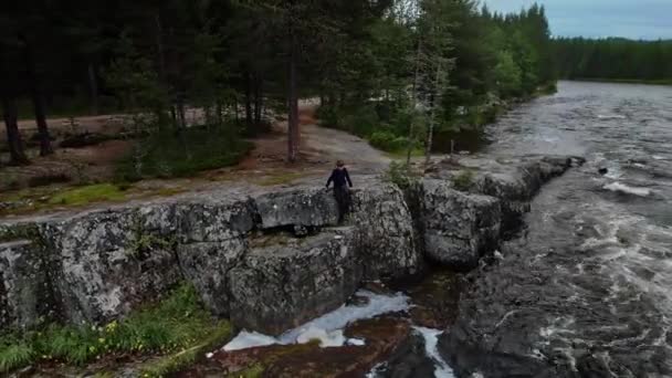 Chlapec Sedí Sám Skalnatém Břehu Podél Silnice Lesích Švédska Bělošské — Stock video