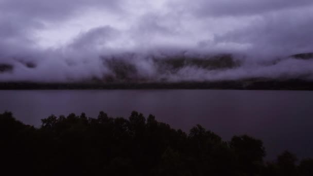Létání Nad Vrcholky Stromů Krásné Horské Jezero Noci Nízké Mraky — Stock video