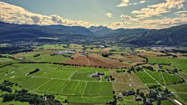 Drone Shot Pięknej Norweskiej Doliny Otoczony Przez Gospodarstwa Rolne Łąki — Wideo stockowe