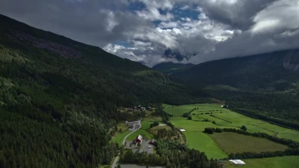 광활한 능선과 구름에 피크로 둘러싸인 건물과 계곡을 노르웨이 — 비디오