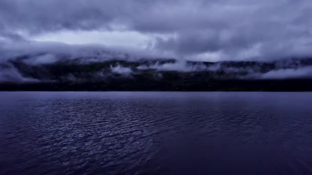 Létání Nízko Nad Krásným Horským Jezerem Noci Visí Nízké Stratocumulus — Stock video