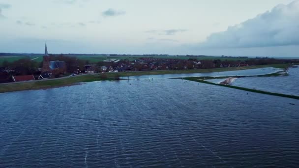 洪水の自然保護区 レクリエーションエリア ビーチ 駐車場の空中撮影は 厳しい天候と高水準のマルケルフェル湖 オランダのシュリンクの村の近くで — ストック動画