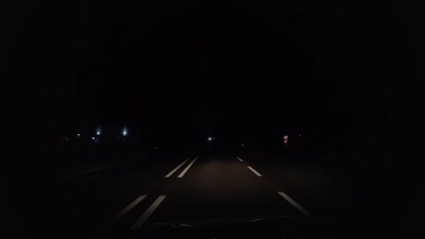 オランダの州道の夜のハイパーラプスカーポイント 来るべき交通のヘッドライト 冬の季節の道路沿いの雪 — ストック動画