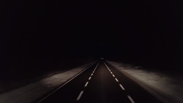 Hyperlapse Car Pov Nocy Pustej Leśnej Drodze Śniegiem Poboczach Dróg — Wideo stockowe