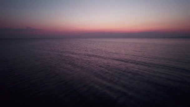 Luchtperspectief Van Rustig Meerwater Onder Een Levendige Schemerlucht Zonsondergang Drone — Stockvideo