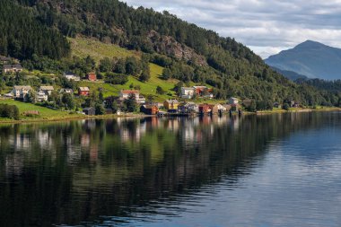 Norveç 'in başkenti Mre og Romsdal' daki sakin yaz gününde Stangvikfjorden kıyısındaki Kvanne köyünün sakin manzarası