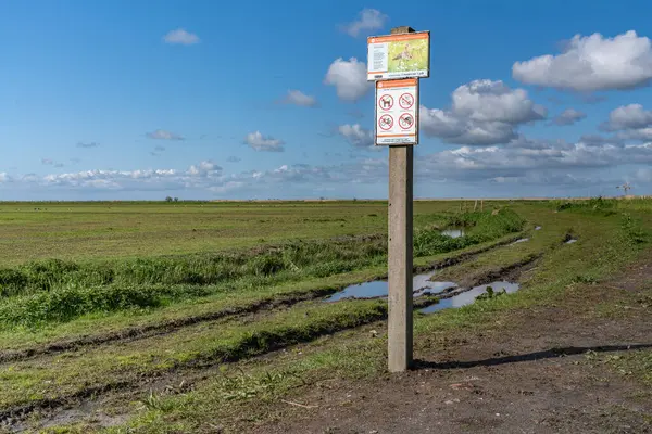 Toprak yolun kenarında geçici giriş işareti yok. Bu da Kuzey Hollanda, Schellinkhout 'ta üreme mevsiminde yasak erişimi gösteriyor. 18 Nisan 2024.