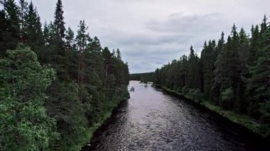 İnsansız hava aracı, Idre yakınlarındaki Storan Ormanı Nehri 'nin üzerinden yükseliyor. Ormanlar, tepeler ve alçak dağlardan oluşan geniş bir araziyi ortaya çıkarıyor..