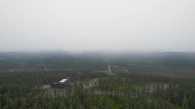 Idre Fjall 'ın sisli bir yaz gününde İsveç' in Dalarna kentindeki kayak kulübelerinin hava manzarası sisle kaplandı..
