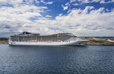 Büyük MSC Fantasia yolcu gemisi Kopenhag, Danimarka 'daki Oceankaj Cruise Pier terminaline yanaştı. Gemi, UNICEF ve MSC Cruises ile ortaklığın bir parçası. Kopenhag, Danimarka 31 Temmuz 2023. 