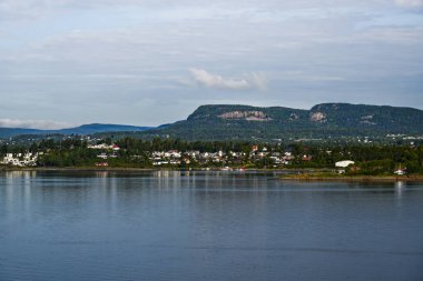 Norveç 'in Baerum kentindeki Snaroya banliyösündeki Snaroya yarımadasını gözler önüne seren Oslo fiyordunun barışçıl bir manzarası..