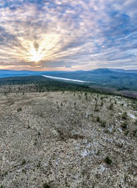 Hemmerasen Dağı 'nın zirvesinden görülen engin manzaranın üzerinde nefes kesici bir gün batımı kayan tepeleri ve Idre Dalarna İsveç' teki Burusjon Gölü 'nün sakin sularını gözler önüne seriyor.