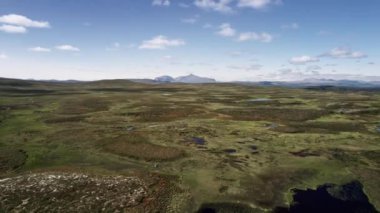 İsveç 'teki Flatruet High Fell Heathlands' in üzerinden yükselen dron olarak Skarsfjella 'nın bozkırlarının ve Norveç dağlarının nefes kesici manzarasını tecrübe edin..