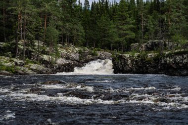 Sognstupet Şelalesi, gür çam ormanlarıyla çevrili Storan Nehri 'ne dökülür ve sakin bir günde İsveç' in Dalarna kentindeki İdre 'nin doğal güzelliğini gözler önüne serer..