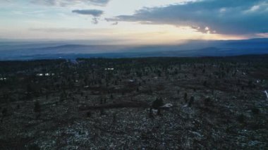 Göz kamaştırıcı bir yaz akşamını yaşayın. İHA 'nın İsveç' in Idre Dalarna şehrinde bir dağ sırtında süzülüşü, yakıcı günbatımı gökyüzünü ve tundrayı aydınlatan güzel güneş ışınlarını gösteriyor.