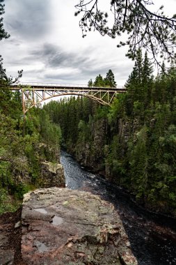Bu nefes kesen yüksek demiryolu köprüsü İsveç 'teki Derin Kanyon Storstupet' in yemyeşil manzaraları arasında yer alan Aman Nehri 'ni geçer..
