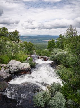 İsveç 'in Dalarna kentindeki Fulufjallet Ulusal Parkı' ndan akan Njupan nehri kayaların üzerinde çağlayarak bir şelale oluşturur.