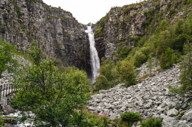 Njupeskar Şelalesi, yemyeşil ve engebeli kaya oluşumlarıyla çevrili sarp kayalıklardan zarif bir şekilde akar ve İsveç 'in Dalarna kentindeki Fulufjallet Ulusal Parkı' nda doğal güzellikleri gözler önüne serer.
