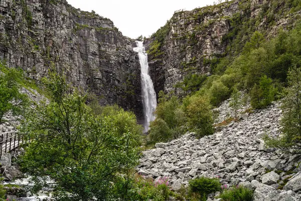Njupeskar Şelalesi, yemyeşil ve engebeli kaya oluşumlarıyla çevrili sarp kayalıklardan zarif bir şekilde akar ve İsveç 'in Dalarna kentindeki Fulufjallet Ulusal Parkı' nda doğal güzellikleri gözler önüne serer.