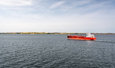 Bir kimyasal petrol tankeri Öresund Boğazı 'ndan geçerek Danimarka ve İsveç arasında mal taşıyor. Sakin sular ve uzak topraklar dingin bir zemin oluşturur