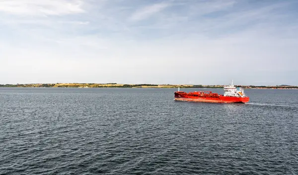 Bir kimyasal petrol tankeri Öresund Boğazı 'ndan geçerek Danimarka ve İsveç arasında mal taşıyor. Sakin sular ve uzak topraklar dingin bir zemin oluşturur
