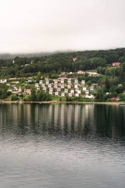 Saetre köyünde Oslofjord 'un geleneksel ve modern mimarisinin çarpıcı bir harmanı sergileniyor. Huzurlu manzara, Norveç kıyı yaşamının cazibesini yansıtıyor..