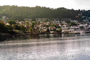 Akershus İlçesi 'nin büyüleyici bir kasabası olan Drobak, turistleri güzel marinası ve güneşli yamaç manzarasıyla karşılıyor. Gündüz gezileri ve deniz maceraları için mükemmel..