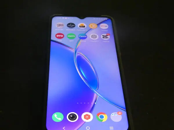 Bu, karanlık bir ortamda çekilmiş bir akıllı telefon ekranının yakın plan, açılı fotoğrafı.