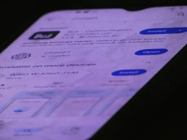 Bu ince bir dala ya da palmiye dalına sarkıtılmış karmaşık bir şekilde inşa edilmiş bir kuş yuvasının fotoğrafı..