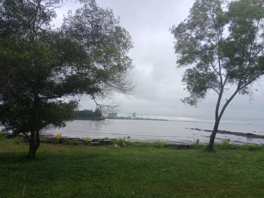 Bu, geleneksel Malezya atıştırmalıklarıyla dolu küçük beyaz bir kasenin fotoğrafı. Kuih-muih olarak bilinir..