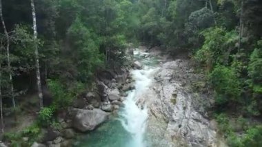 Temiz ve şeffaf su manzaranın doğal güzelliğini ve saflığını vurgular.. 