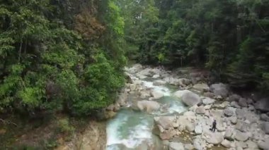 Temiz ve şeffaf su manzaranın doğal güzelliğini ve saflığını vurgular.. 