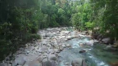 Kayalık oluşumlar arasında akan turkuaz nehir akışının üst görünümü.