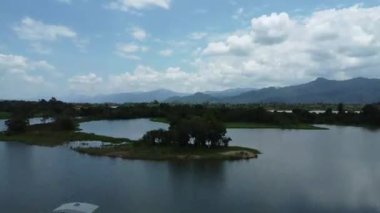 Kayalık oluşumlar arasında akan turkuaz nehir akışının üst görünümü.