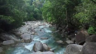Kayalık oluşumlar arasında akan turkuaz nehir akışının üst görünümü.