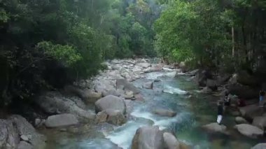 Kayalık oluşumlar arasında akan turkuaz nehir akışının üst görünümü.