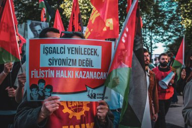 Filistin bayrağı ve protestosu. Pankartta, 