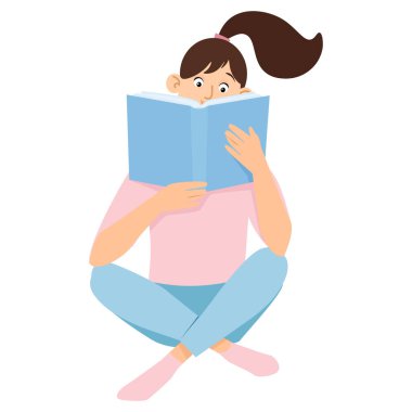 Oturup kitap okuyan hoş bir genç kadın.