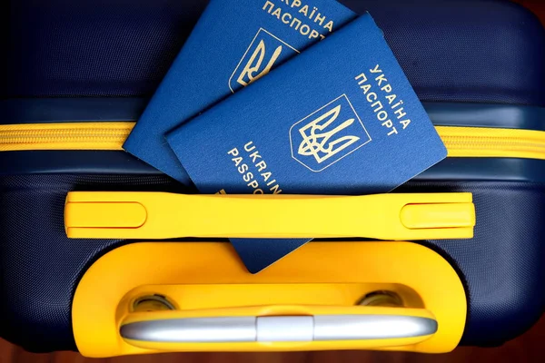 Pasaportes Ucrania Con Inscripción Ucraniano Pasaporte Ucrania Encuentran Maleta Color — Foto de Stock