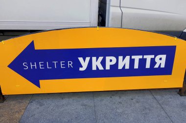 Rusya 'nın Ukrayna' ya karşı savaşı. Ukrayna dilinde işaret, bomba sığınağı. Nükleer savaş, bombardıman, patlama, siviller için top mermileri