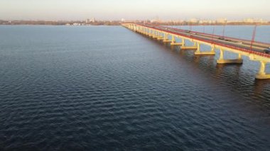 Arabalar ve otobüsler nehir boyunca köprü boyunca gider. Dnipro 'da karayolu köprüsü, Ukrayna' nın Dnepr şehrinde şehir ulaşımı