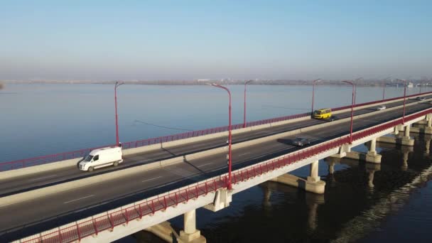 Autos Und Busse Fahren Über Die Brücke Über Den Fluss — Stockvideo