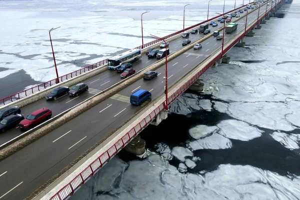 冬になると多くの車が川の橋を渡る 交通渋滞 大気汚染 高速道路でのスモッグ ドニプロ ウクライナの橋 空中ドローンビュー — ストック写真