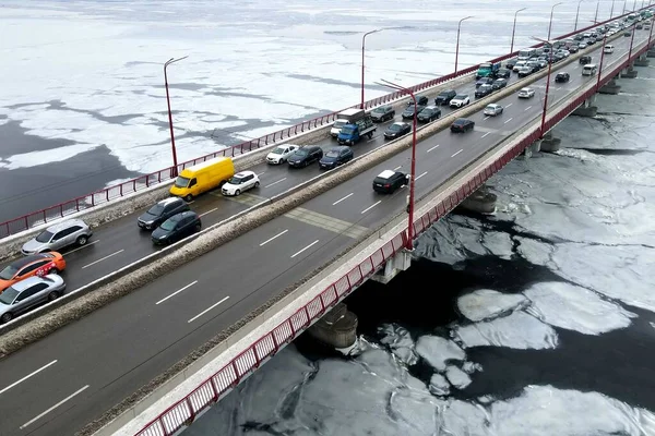 冬になると多くの車が川の橋を渡る 交通渋滞 大気汚染 高速道路でのスモッグ ドニプロ ウクライナの橋 空中ドローンビュー — ストック写真