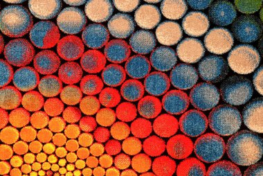 İran halı arka planı. Duvarda, yerde geometrik desenli parlak bir halı. İç oda için dekoratif malzemeler kilim