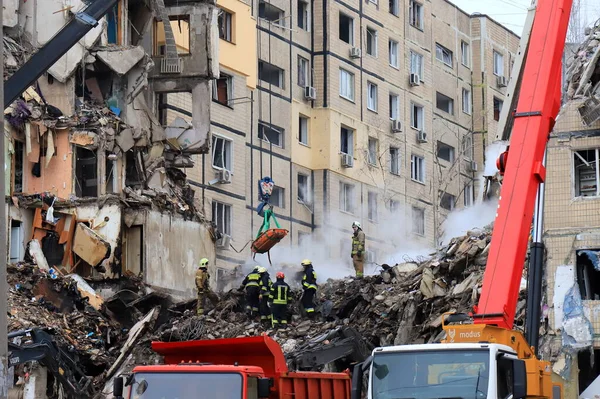 ウクライナのドニプロにあるアパートでロシアのミサイル攻撃 ロケット破壊された家は 救助者は 人々を探して瓦礫をクリアしている ウクライナのロシア戦争 Dnepr 2023 — ストック写真