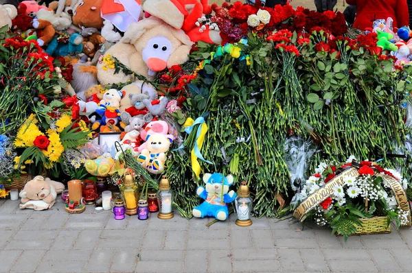 Дніпро Україна 2023 Квіти Дитячі Іграшки Біля Житлового Будинку Зруйнованого — стокове фото