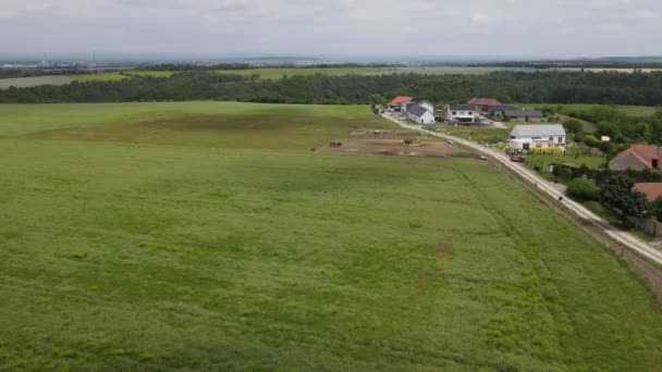 Земля Продажу Інвестування Аерофотозйомку Включити Зелене Поле Сільськогосподарську Ферму Нерухомість — стокове відео