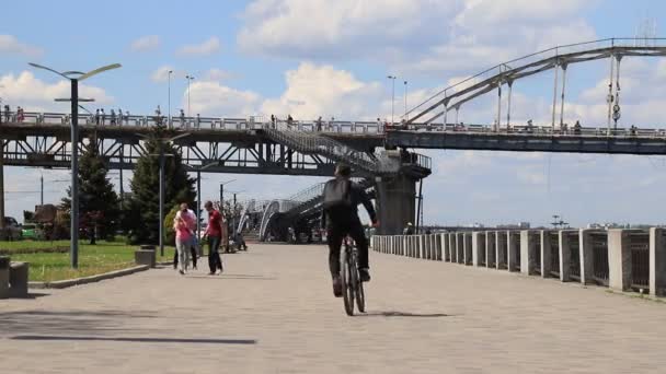 Άνθρωποι Και Παιδιά Περπατούν Κάνουν Ποδήλατο Στο Δρόμο Καλοκαίρι Την — Αρχείο Βίντεο