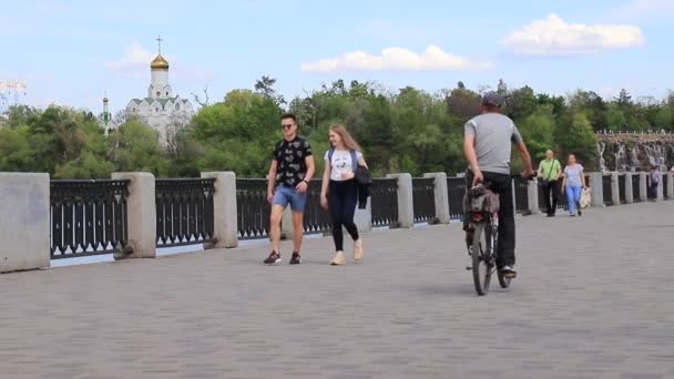 Les Gens Les Enfants Marchent Font Vélo Dans Rue Été — Video